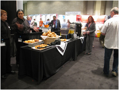 コーヒーとベーグル,マフィンはExpoには欠かせません。 コーヒーとベーグル,マフィンはExpoには欠かせません。