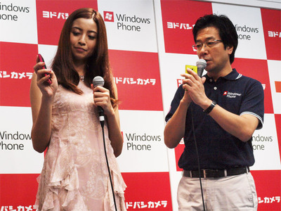 樋口社長からインタフェースの説明を受ける片瀬さん。実際に触ってみて「もうすでに自分の電話のような感覚です」とのこと 樋口社長からインタフェースの説明を受ける片瀬さん。実際に触ってみて「もうすでに自分の電話のような感覚です」とのこと