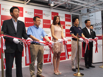 イベント後のテープカット。左から2人目はヨドバシAkiba マルチメディア 店長 松井昭二郎氏 イベント後のテープカット。左から2人目はヨドバシAkiba マルチメディア 店長 松井昭二郎氏