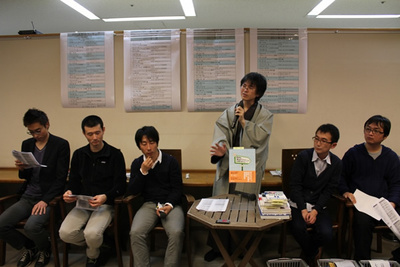 イベント登壇者。左から，矢野耕次（(株)オライリー・ジャパン セールス＆マーケティング），森田尚（(株)オーム社開発部），村田純一（(株)BNN新社編集部），高橋征義（(株)達人出版会代表取締役プログラマ/「日本Rubyの会」代表理事），杉山聡（ソフトバンククリエイティブ(株)情報書籍編集部），稲尾尚徳（(株)技術評論社 雑誌編集部 WEB+DB PRESS編集部）。以上，敬称略。写真の書籍は徳丸浩さん執筆の体系的に学ぶ 安全なWebアプリケーションの作り方　脆弱性が生まれる原理と対策の実践』（ソフトバンククリエイティブ）