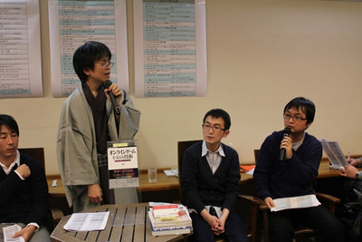 手前味噌ながら，CEDEC 2011においてCEDEC AWARDS 著述賞を受賞した『オンラインゲームを支える技術 ―壮大なプレイ空間の舞台裏』についてコメントする技術評論社 WEB+DB PRESS編集部の稲尾