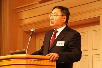 講演会冒頭の挨拶に立つ(株)IDCフロンティア代表取締役社長 真藤 豊氏 講演会冒頭の挨拶に立つ(株)IDCフロンティア代表取締役社長 真藤 豊氏