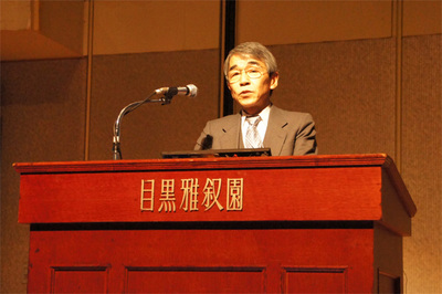 開催の挨拶に立つJaSST12 Tokyo 共同実行委員長の古川善吾氏（香川大学）。主催組織であるASTERの2012年の活動についての紹介がありました。今年は「エンタープライズ向けテスト振興に取り組む」とのことです。