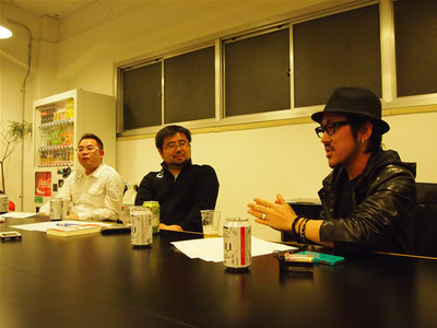 藤川氏(中央)と家入氏(右手)。奥は進行役を務めた技術評論社 馮富久 藤川氏(中央)と家入氏(右手)。奥は進行役を務めた技術評論社 馮富久
