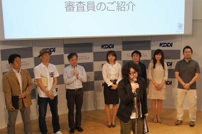 審査委員の皆さん。中央前で挨拶しているのが審査委員長「AR三兄弟 長男」の川田十夢氏。後ろ左からKDDI 小林亜令氏,ワンパク 阿部淳也氏,アドビシステムズ 太田禎一氏,バスキュール号 西村真里子氏,面白法人カヤック 野崎錬太郎氏,ミクシィ 鈴木理恵子氏,技術評論社 馮富久。 審査委員の皆さん。中央前で挨拶しているのが審査委員長「AR三兄弟 長男」の川田十夢氏。後ろ左からKDDI 小林亜令氏,ワンパク 阿部淳也氏,アドビシステムズ 太田禎一氏,バスキュール号 西村真里子氏,面白法人カヤック 野崎錬太郎氏,ミクシィ 鈴木理恵子氏,技術評論社 馮富久。
