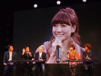 右から声優の古谷徹氏,ブロガーの桃氏,テレビプロデューサーのデーブ・スペクター氏,アナウンサーの徳光氏,日本マイクロシストの藤本氏。古谷氏は自分自身でPCを自作するほどのコンピュータ好きとのことで「(Windows 8を)触るのが今から楽しみ」とのこと。また,桃氏は「Windows 8を使ってブログを書きたいです」とそれぞれのメッセージを述べた 右から声優の古谷徹氏,ブロガーの桃氏,テレビプロデューサーのデーブ・スペクター氏,アナウンサーの徳光氏,日本マイクロシストの藤本氏