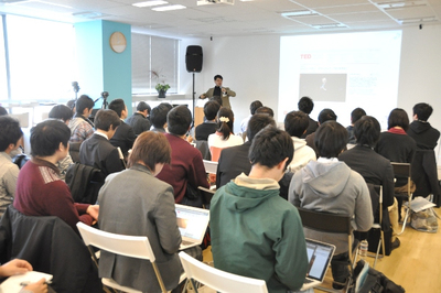 軽快な話し方とともに,これからのIT業界に入ってくる学生たちに熱いメッセージを伝えたまつもと氏 軽快な話し方とともに,これからのIT業界に入ってくる学生たちに熱いメッセージを伝えたまつもと氏