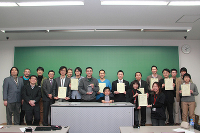受賞者・関係者全員による記念写真(写真提供: Michiyas Suzuki) 受賞者・関係者全員による記念写真(写真提供: Michiyas Suzuki)