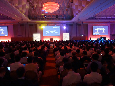 キーノート開演前,1500人は入るかと思われる会場は超満員 キーノート開演前,1500人は入るかと思われる会場は超満員