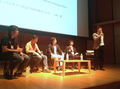 西條晋一氏(中央),ビズリーチ社長南壮一郎氏(右端) 西條晋一氏(中央),ビズリーチ社長南壮一郎氏(右端)