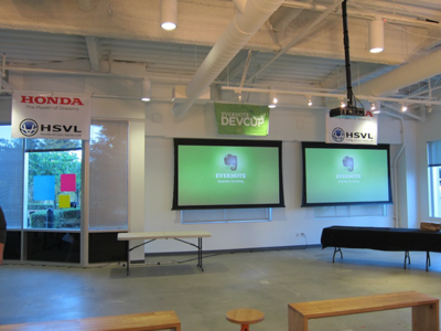 開始前の会場。今回が,Redwood CityにあるEvernoteの本社内で公式に開催された初めてのハッカソンイベントとなる 開始前の会場。今回が,Redwood CityにあるEvernoteの本社内で公式に開催された初めてのハッカソンイベントとなる