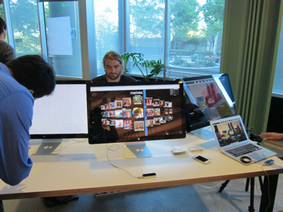 机の手前にあるセンサーがLeap Motion。手の動きに連動してアートワークを操作できるデモを行っていた 机の手前にあるセンサーがLeap Motion。手の動きに連動してアートワークを操作できるデモを行っていた