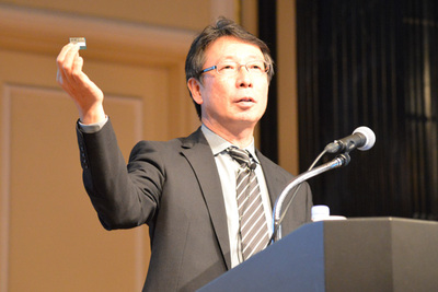 Edisonモジュールを使った小型ボードを手に説明するインテル株式会社 平野浩介氏 Edisonモジュールを使った小型ボードを手に説明するインテル株式会社 平野浩介氏