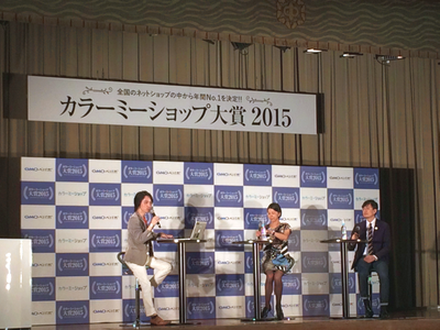 青木氏(右)と佐藤氏(中央)による非常に内容の濃いトークセッションだった。MCはGMOペパボの山下諭氏(左) 青木氏(右)と佐藤氏(中央)による非常に内容の濃いトークセッションだった。MCはGMOペパボの山下諭氏(左)