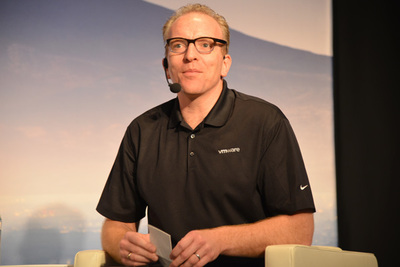 この6月に15年近く務めたIntelを離れWMwareのChief Open Source Officerに就任したDirk Hohndel氏。「まだ今の肩書きに慣れていません」と苦笑しつつ自己紹介 この6月に15年近く務めたIntelを離れWMwareのChief Open Source Officerに就任したDirk Hohndel氏。「まだ今の肩書きに慣れていません」と苦笑しつつ自己紹介