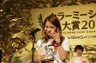 今年は喜びの表情でステージに上ったBALANCE STYLE店長 高畠侑加さん。そして,今年もまた目元には涙が溢れた。今度は嬉し涙だった 今年は喜びの表情でステージに上ったBALANCE STYLE店長 高畠侑加さん。そして,今年もまた目元には涙が溢れた。今度は嬉し涙だった