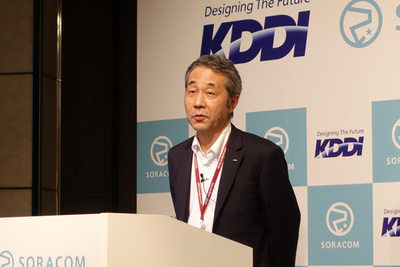 冒頭「ネットでは,ソラコムの良さがKDDIのせいで消されてしまうのではないか,といった論調が見受けられましたが,そんなことはありませんから(笑)」と語ったKDDI 新居 眞吾氏 KDDI 新居 眞吾氏