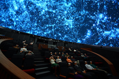 図3 まるで宇宙の中にいるような体験ができる3D映像。 図3 まるで宇宙の中にいるような体験ができる3D映像。