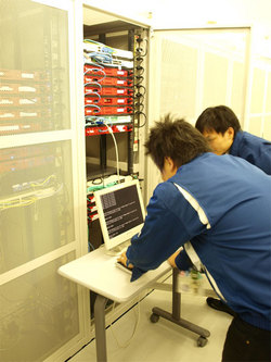 at+linkのサーバが運用されているデータセンター内での保守運用作業中の風景。トラブルがあれば,迅速にサーバラックに駆け付ける。 at+linkのサーバが運用されているデータセンター内での保守運用作業中の風景。トラブルがあれば,迅速にサーバラックに駆け付ける。