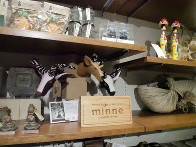 minneのコーナー。オープン時は沖縄ゆかりの作家5名とminneハンドメイド大賞受賞歴のある作家3名のクラフトが販売される minneのコーナー。オープン時は沖縄ゆかりの作家5名とminneハンドメイド大賞受賞歴のある作家3名のクラフトが販売される