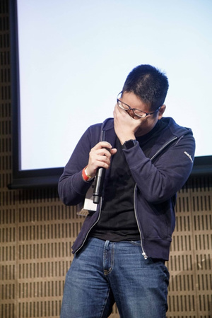 クロージングで発表された今回のベストトーク賞に選ばれたsongmuさんのトーク。受賞が発表された際には,感極まって思わず涙ぐむ一コマも クロージングで発表された今回のベストトーク賞に選ばれたsongmuさんのトーク。受賞が発表された際には,感極まって思わず涙ぐむ一コマも
