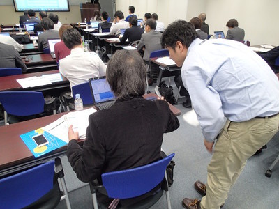 写真6 係員に質問する参加者 写真6 係員に質問する参加者