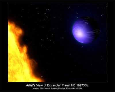 NASAのアーティストが今回の発表をもとに描いたHD 189733bの想像図。こぎつね座の方向に約63光年離れた恒星HD 189733を主星とするホットジュピター型のHD 189733bは,主星のごく至近距離を公転している。したがって地球に対する月のように,つねに主星に対して同じ面を見せている(自転周期と公転周期が同じ)。イエローオレンジの主星のすぐそばを回るディープブルーのホットジュピター。いつかその姿を捉えることができる日がくるのだろうか…。 NASAのアーティストが今回の発表をもとに描いたHD 189733bの想像図。こぎつね座の方向に約63光年離れた恒星HD 189733を主星とするホットジュピター型のHD 189733bは,主星のごく至近距離を公転している。したがって地球に対する月のように,つねに主星に対して同じ面を見せている(自転周期と公転周期が同じ)。イエローオレンジの主星のすぐそばを回るディープブルーのホットジュピター。いつかその姿を捉えることができる日がくるのだろうか…。