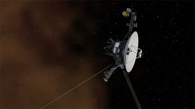 NASAのアーティストが描いた星間空間を航行するボイジャー1号。星間空間に含まれる星間物質は,数百万年から数億年前に起こった超新星爆発が生み出したプラズマ粒子やイオン化されたガスによって構成されている。星間空間のプラズマは遠くから見るとオレンジ色に輝いており,たとえばハッブル宇宙望遠鏡が捉えたオリオン座の馬頭星雲にくっきりと写る星間物質はよく知られている。 NASAのアーティストが描いた星間空間を航行するボイジャー1号。星間空間に含まれる星間物質は,数百万年から数億年前に起こった超新星爆発が生み出したプラズマ粒子やイオン化されたガスによって構成されている。星間空間のプラズマは遠くから見るとオレンジ色に輝いており,たとえばハッブル宇宙望遠鏡が捉えたオリオン座の馬頭星雲にくっきりと写る星間物質はよく知られている。